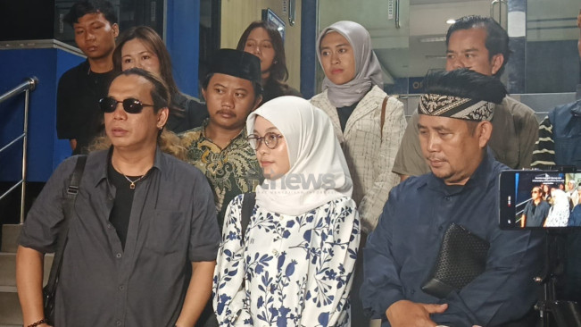 Stifan Hariyanto (kiri), kuasa hukum Ayu Chairun Nurisa, eks karyawan Ashanty di Polda Metro Jaya. [FTNews.co.id/Selvianus Kopong Basar]